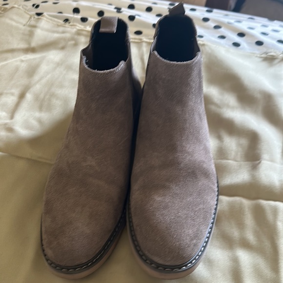 CLARKS SHOES. Size 8.5 main image 4